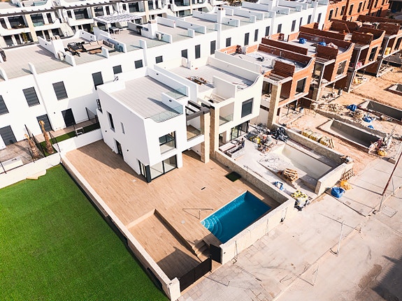 Råflott villa med 4 soverom, privat basseng og takterrasse - 700 m til strand