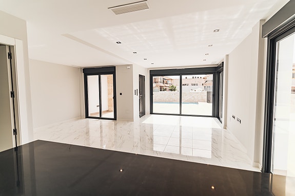 Råflott villa med 4 soverom, privat basseng og takterrasse - 700 m til strand