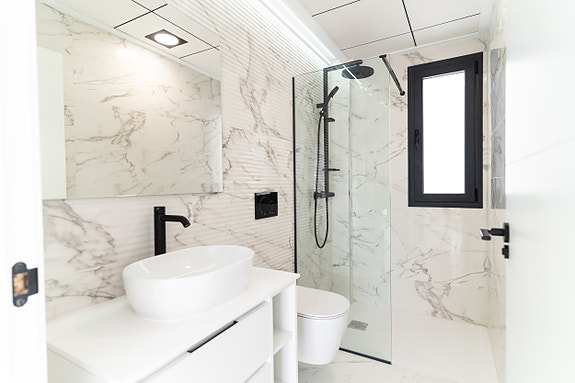 Råflott villa med 4 soverom, privat basseng og takterrasse - 700 m til strand