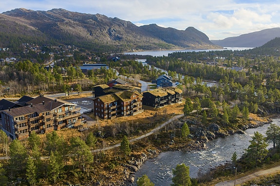 Leiligheten ligger i første rekke mot Otra med flott utsikt og gode solforhold