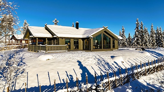 Velkommen til Sjausetvegen 265 i Gol. Nydelig nybygget hytte i vakre omgivelser.