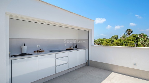 Klar til innflytting | Eksklusiv hjørne-penthouse med 3 soverom og 2 bad | Takterrasse med utekjøkken