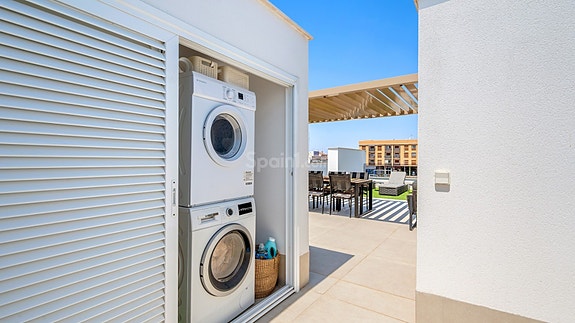 Klar til innflytting | Eksklusiv hjørne-penthouse med 3 soverom og 2 bad | Takterrasse med utekjøkken