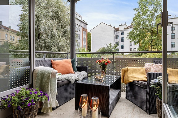 Velkommen til Nonnegata 21 - En tilbaketrukket leilighet med Klosterenga park som nabo og utsikt til borettslagets frodige forhage. Fotograf Haakon Brox