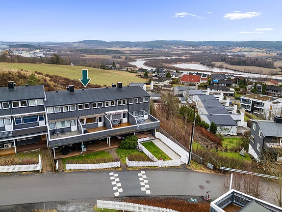 DNB Eiendom v/Veronica Melsnes presenterer Mor Smes veg 7K - Et flott rekkehus med ettertraktet beliggenhet i Fjerdingby