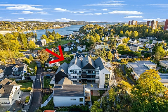 Flott beliggende i stille og rolige omgivelser. Kort gangavstand til matbutikk/treningssenter samt gangavstand til sentrum