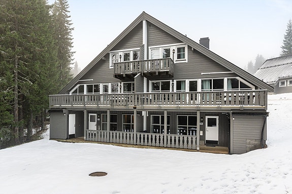 Leiligheten ligger i en 4-mannsbolig som er en del av sameiet Bakkebygrenda, som består av til sammen 12 bygg.