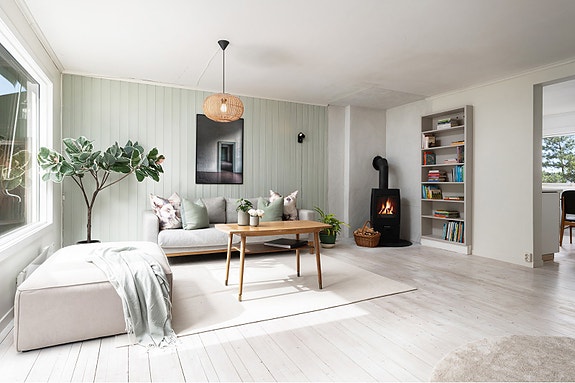 Sentralt og barnevennlig rekkehus med gangavstand til båten! Den romslige og lyse stuen har store vindusflater som slipper inn rikelig med naturlig lys og skaper en luftig og behagelig atmosfære.