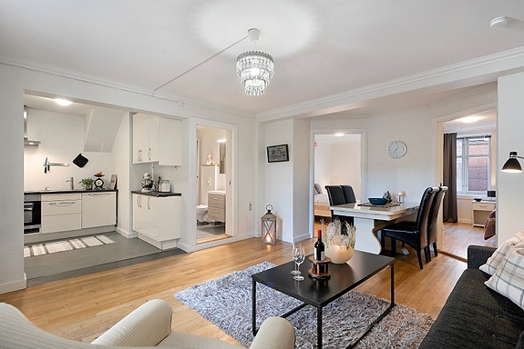 En sentralt beliggende leilighet med gjennomgående rene linjer og stilrene overflater som gir et lyst og innbydende helhetsinntrykk