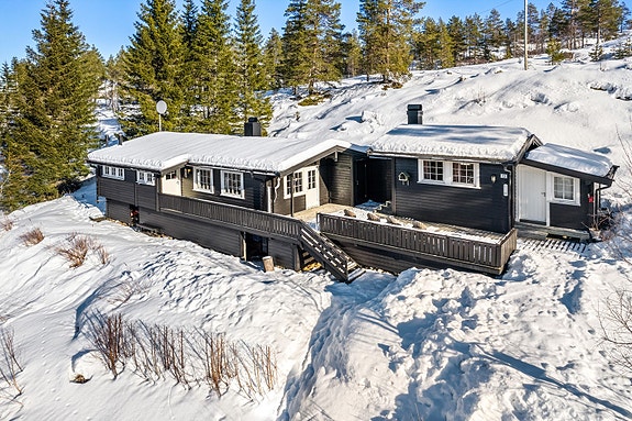 Velkommen til denne koselige hytta med gode solforhold og utsikt mot fjellheimen. Foto v/Anne Rakel Haaland.