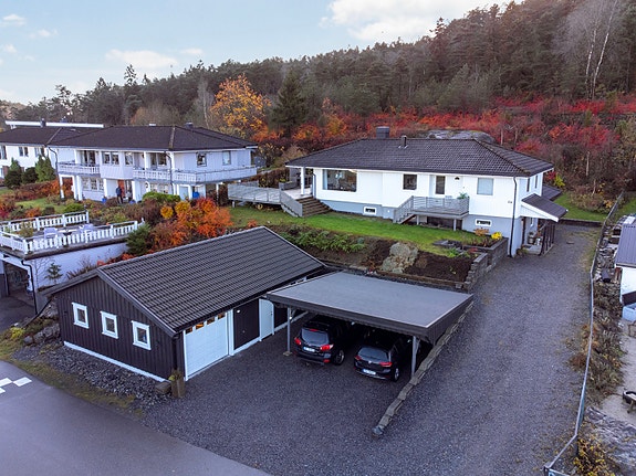 Meglerhuset Telemark har gleden av å presentere denne attraktive boligen i Krabberødveien 36.