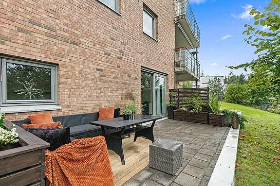 Privatmegleren Bærum har gleden av å presentere denne leiligheten med god planløsning og stor uteplass med kveldssol
