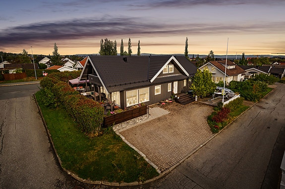 Velkommen til Brøsetvegen 54! En stor og innholdsrik familiebolig på hele 323 kvm BRA-i. Eneboligen ligger også i en blindgate, med gangavstand til "alt" man trenger i hverdagen. Foto: Krokstad & Nervik (Jens Martin Nervik)