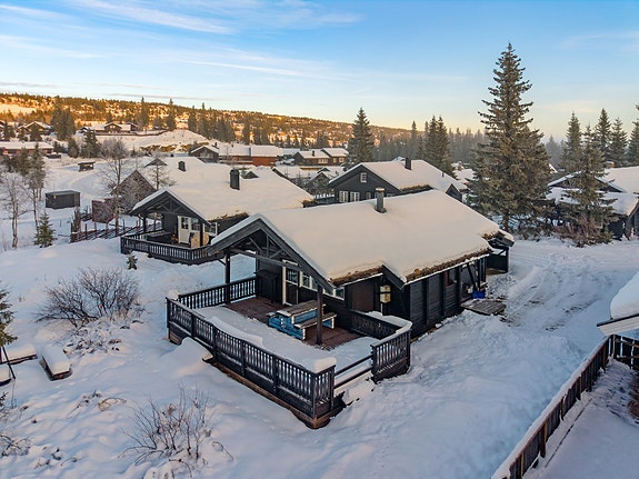 PrivatMegleren Lillehammer v/ Ole Rosten ønsker velkommen til Skeikampen og denne koselige hytta i Engemyra 7.
Foto: Tor Jensbakken