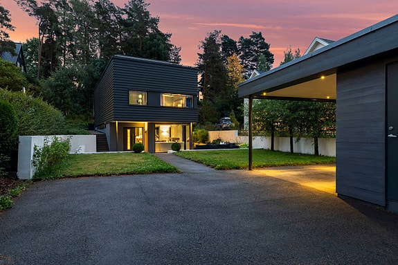 Velkommen til Heggeliveien 33A - en luksuriøs og innholdsrik enebolig hvor hverdagskomfort er i fokus! Hage, Carport, Terrasse, Takterrasse og pen innkjørsel.