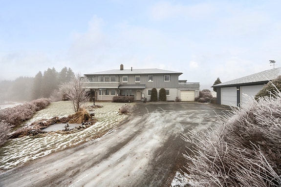 Velkommen til Hollbruvegen 176, presentert av EiendomsMegler 1 v/Sigve Haugdahl. Foto: ELW Media (Espen Wåde)