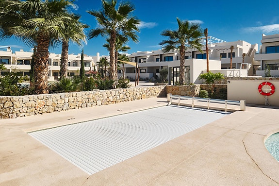 Nøkkelferdig og møblert - Havutsikt og kun 250m fra havet - Nydelig penthouse med stor takterrasse - Flott fellesområde