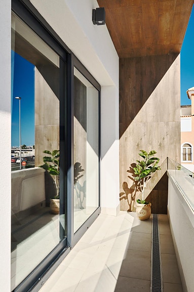 Nøkkelferdig og møblert - Havutsikt og kun 250m fra havet - Nydelig penthouse med stor takterrasse - Flott fellesområde