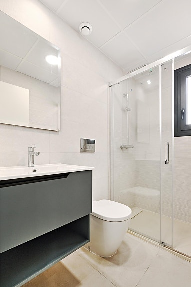 Nøkkelferdig og møblert - Havutsikt og kun 250m fra havet - Nydelig penthouse med stor takterrasse - Flott fellesområde