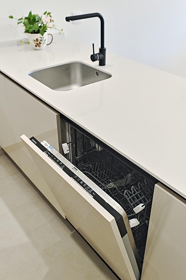 Nøkkelferdig og møblert - Havutsikt og kun 250m fra havet - Nydelig penthouse med stor takterrasse - Flott fellesområde