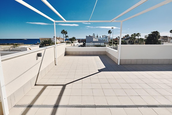 Nøkkelferdig og møblert - Havutsikt og kun 250m fra havet - Nydelig penthouse med stor takterrasse - Flott fellesområde