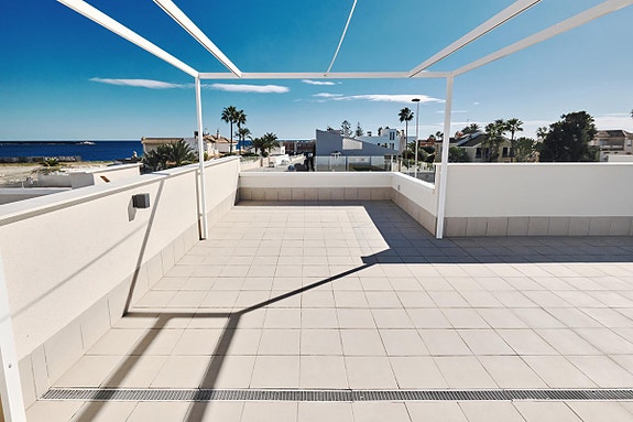 Nøkkelferdig og møblert - Havutsikt og kun 250m fra havet - Nydelig penthouse med stor takterrasse - Flott fellesområde