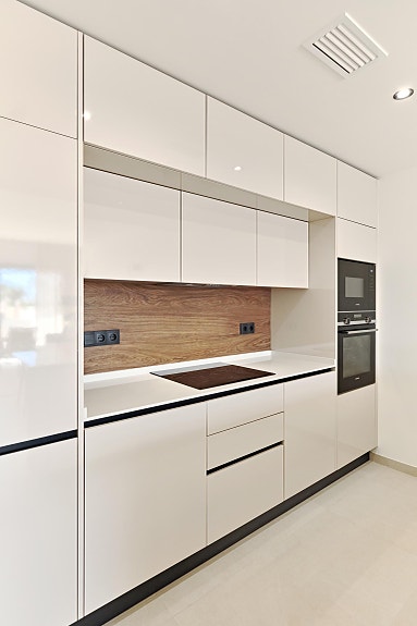 Nøkkelferdig og møblert - Havutsikt og kun 250m fra havet - Nydelig penthouse med stor takterrasse - Flott fellesområde