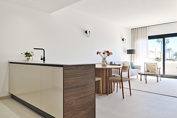 Nøkkelferdig og møblert - Havutsikt og kun 250m fra havet - Nydelig penthouse med stor takterrasse - Flott fellesområde