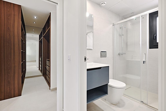 Nøkkelferdig og møblert - Havutsikt og kun 250m fra havet - Nydelig penthouse med stor takterrasse - Flott fellesområde