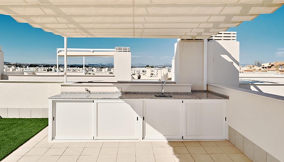 Nøkkelferdig og møblert - Havutsikt og kun 250m fra havet - Nydelig penthouse med stor takterrasse - Flott fellesområde