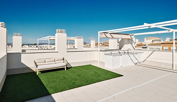 Nøkkelferdig og møblert - Havutsikt og kun 250m fra havet - Nydelig penthouse med stor takterrasse - Flott fellesområde