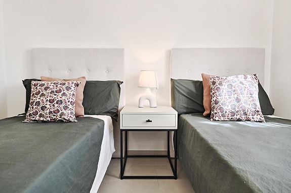 Nøkkelferdig og møblert - Havutsikt og kun 250m fra havet - Nydelig penthouse med stor takterrasse - Flott fellesområde