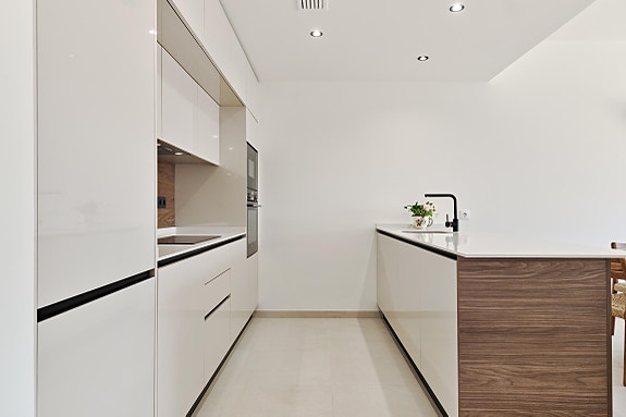 Nøkkelferdig og møblert - Havutsikt og kun 250m fra havet - Nydelig penthouse med stor takterrasse - Flott fellesområde