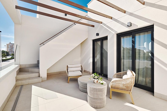 Nøkkelferdig og møblert - Havutsikt og kun 250m fra havet - Nydelig penthouse med stor takterrasse - Flott fellesområde