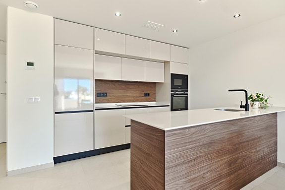 Nøkkelferdig og møblert - Havutsikt og kun 250m fra havet - Nydelig penthouse med stor takterrasse - Flott fellesområde