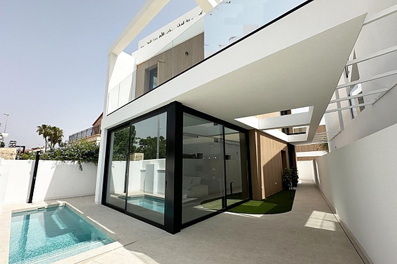 Nøkkelferdig villa med 3 soverom, privat basseng og takterrasse -  300 m til strand