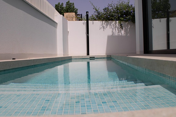 Nøkkelferdig villa med 3 soverom, privat basseng og takterrasse -  300 m til strand