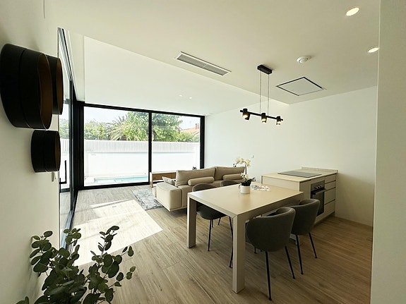 Nøkkelferdig villa med 3 soverom, privat basseng og takterrasse -  300 m til strand