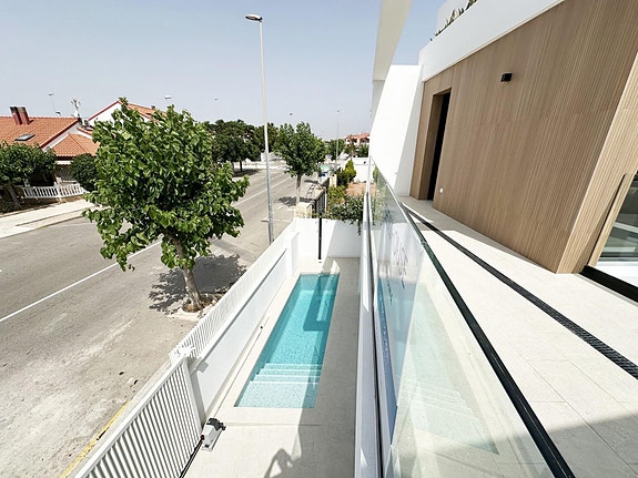 Nøkkelferdig villa med 3 soverom, privat basseng og takterrasse -  300 m til strand