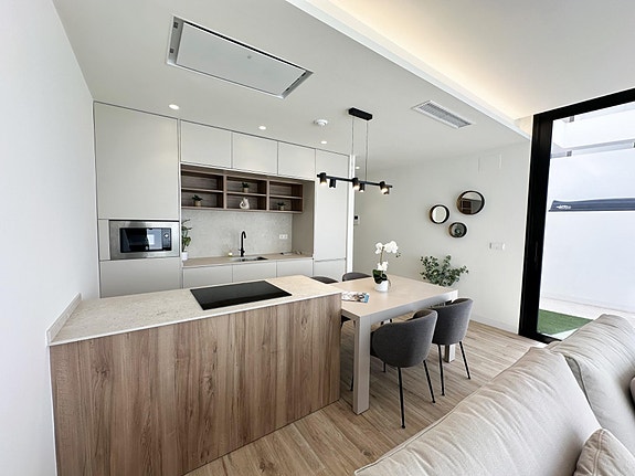 Nøkkelferdig villa med 3 soverom, privat basseng og takterrasse -  300 m til strand