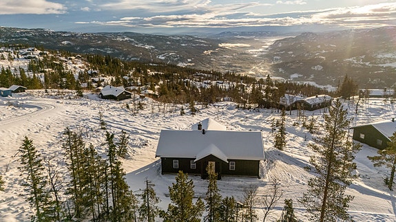 Ny og moderne fjellhytte fra 2025, idyllisk beliggende i Eggedal med nærhet til både skiløyper og sentrum. Foto: Rullende fotograf AS.