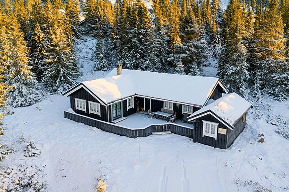 PrivatMegleren Lillehammer v/ Stig Svartor har gleden av å invitere inn til denne hyggelige hytta i Lunnstadmyrvegen 394.