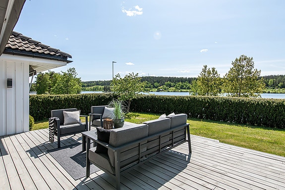 Nydelig utsikt fra stue og terrasse over vannet Våg