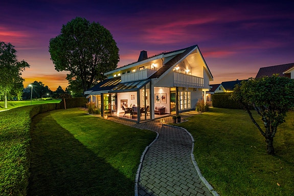 Velkommen til en stor og innholdsrik villa med områdets kanskje beste beliggenhet! Første linje mot Nitelva.