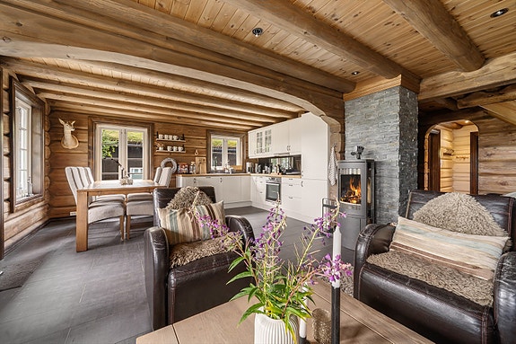 Koselig stue med åpen kjøkkenløsning - utgang til terrasse med vid utsikt over Hovden.