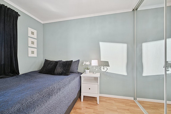 Soverom med skyvedørsgarderobe