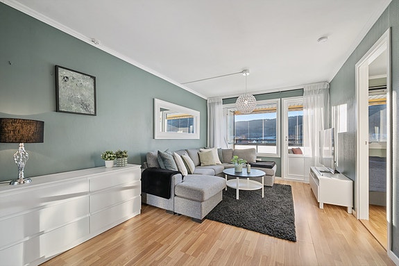 Stuen har utgang til innglasset balkong på ca. 13 kvm