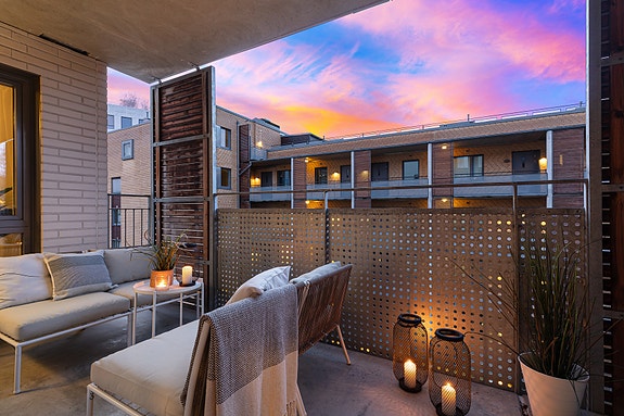 Privatmegleren v/ Morten Bjørgum har gleden av å presentere denne pene 3-roms leiligheten med vestvendt balkong, heis og tilgang til felles takterrasse!