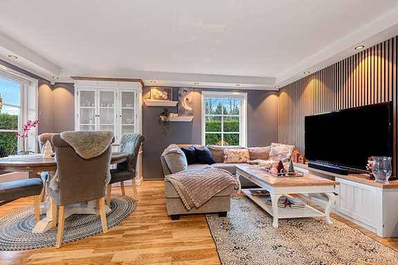 Lekker og lys stue med vinduer på 2 kanter.