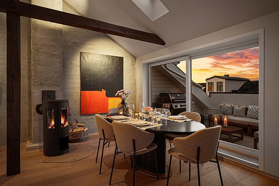 Filippa Myhrberg v/ Nordvik avd. Frogner har gleden av å presentere Elisenbergveien 28 (Foto: Magnus og Tom Erik v/ Zovenfra)